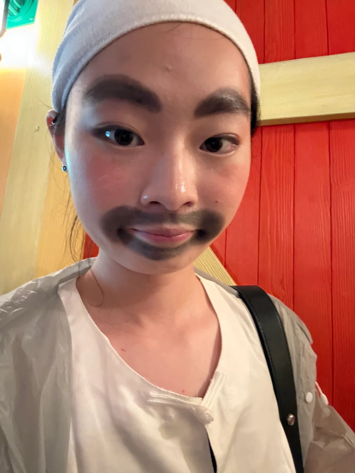 带着趣味滤镜的自拍